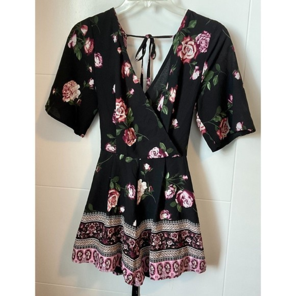 Francescas TRIXXI Women's Romper Black Floral Shorts Tie‎ Size Small EUC